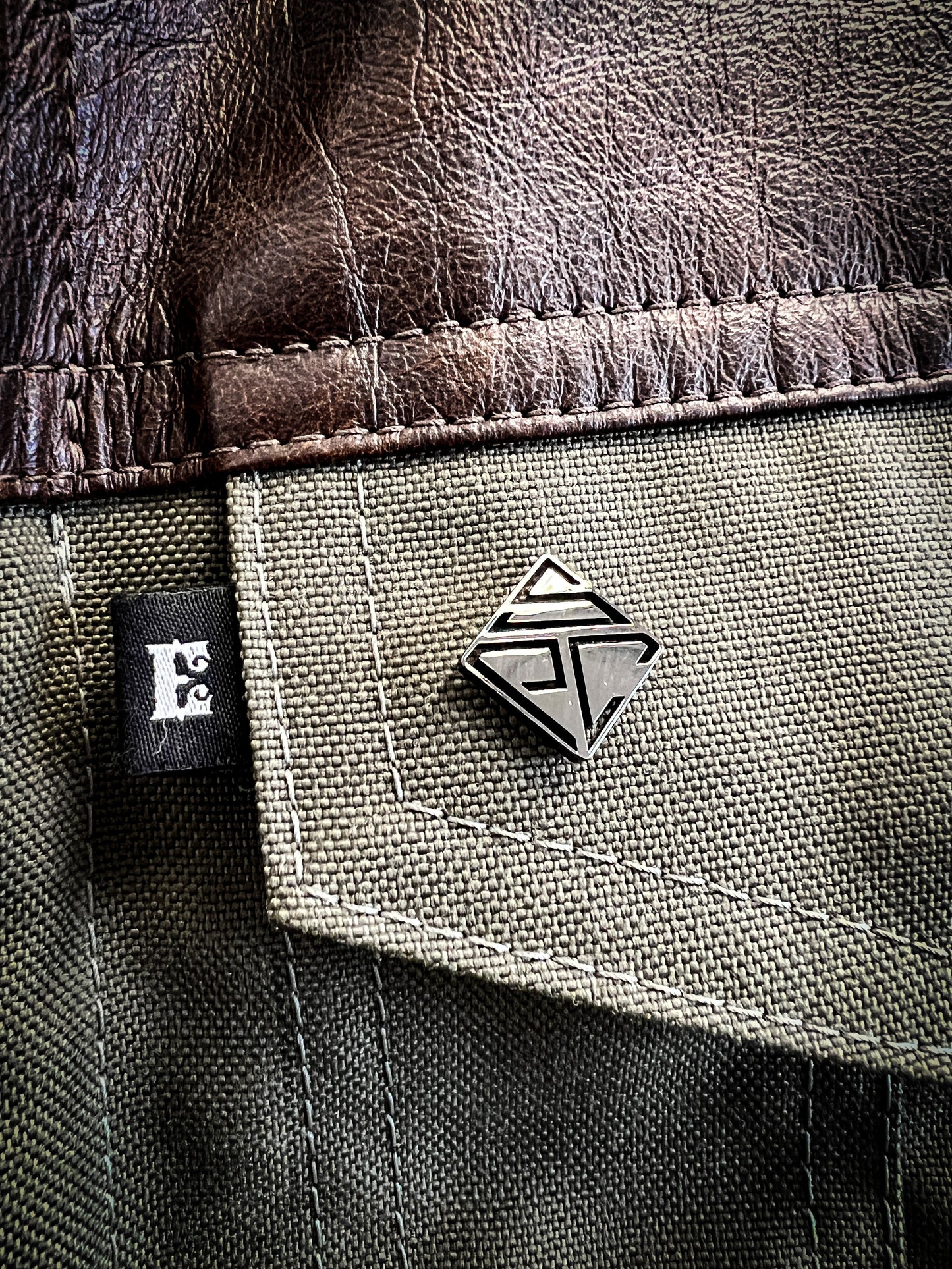 Épingle découpée en métal avec logo SPC